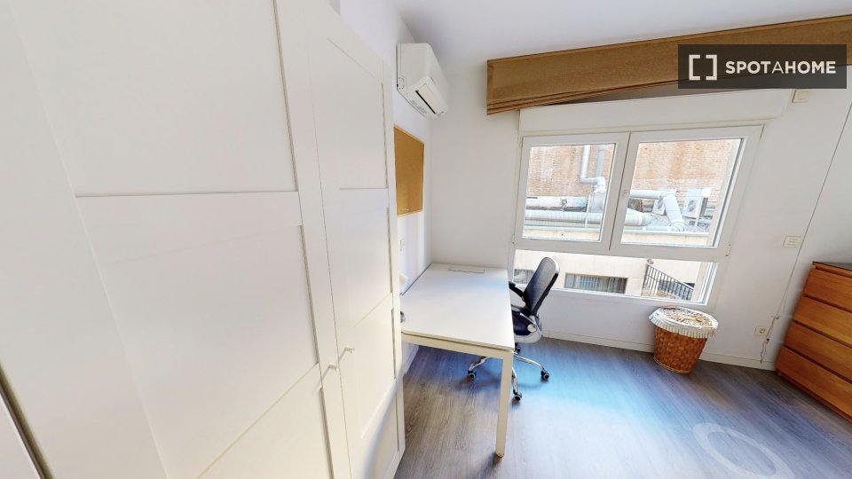 Double room Madrid, 5 beds, 150m² — photo 29