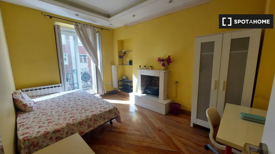 Double room Madrid, 7 beds, 180m² — photo 2