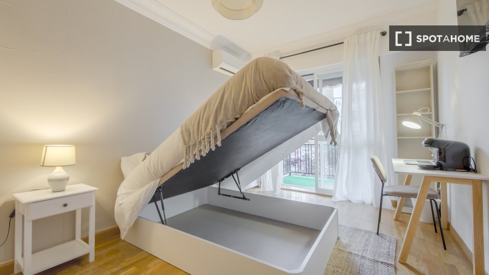 Double room Madrid, 5 beds, 145m² — photo 19