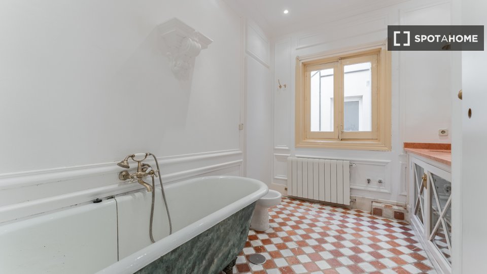Double room Madrid, 10 beds, 173m² — photo 34