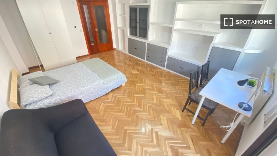 Double room Madrid, 5 beds — photo 1
