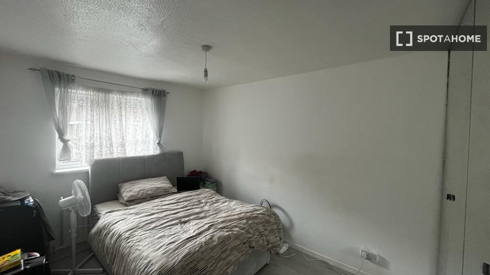 Double room London, 3 beds — photo 5