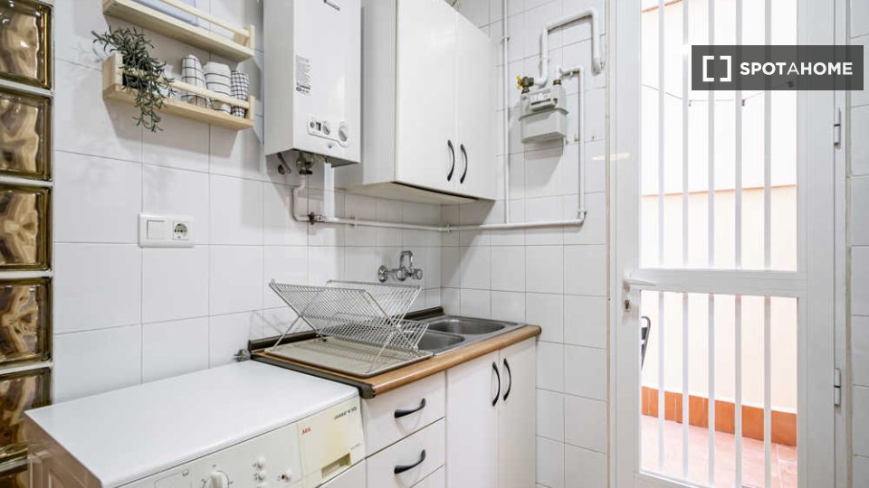 Double room Madrid, 3 beds — photo 27