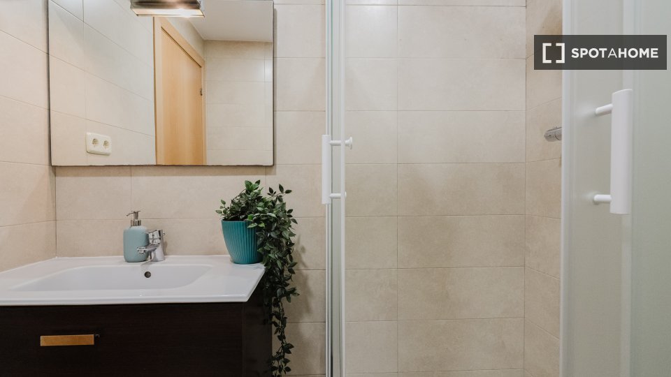 Double room Barcelona, 3 beds, 62m² — photo 5
