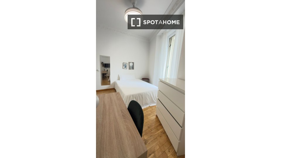 Double room Madrid, 5 beds — photo 1