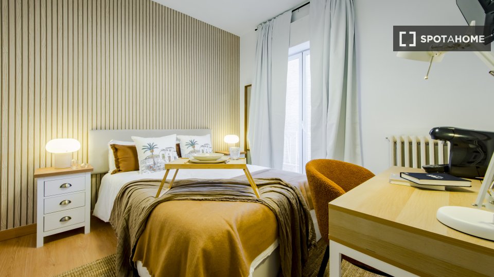 Double room Madrid, 6 beds, 120m² — photo 1