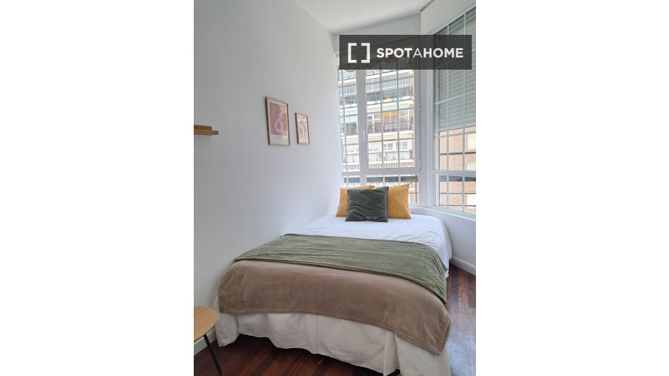 Double room Madrid, 14 beds, 200m² — photo 1