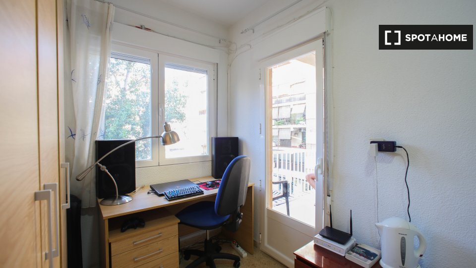 Se alquila habitación en piso de 5 dormitorios en Valencia