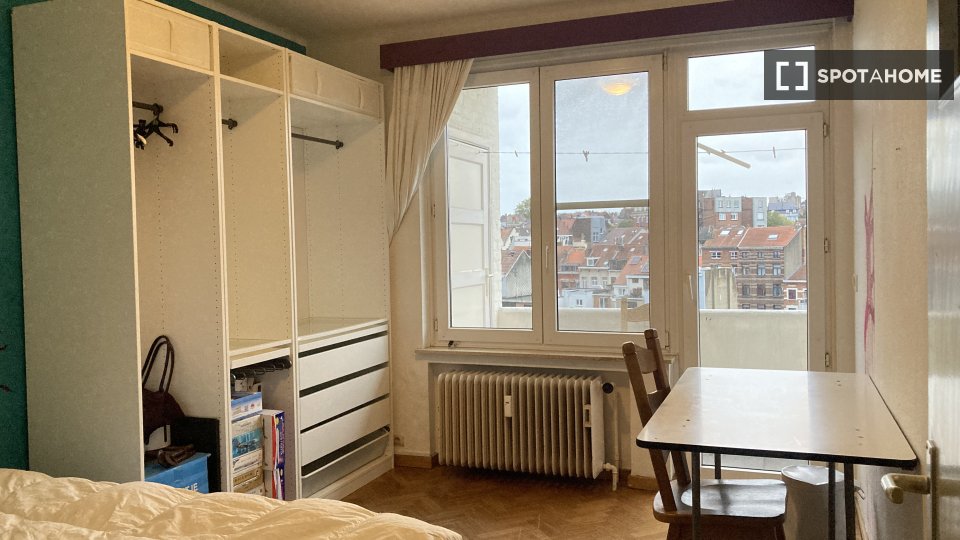 Double room Brussels, 3 beds, 13m² — photo 9