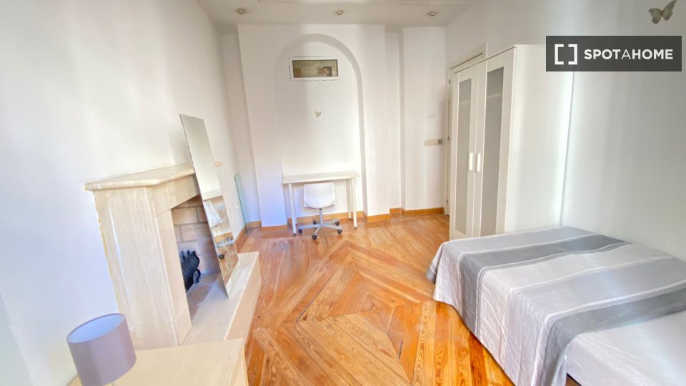 Double room Madrid, 7 beds, 180m² — photo 30