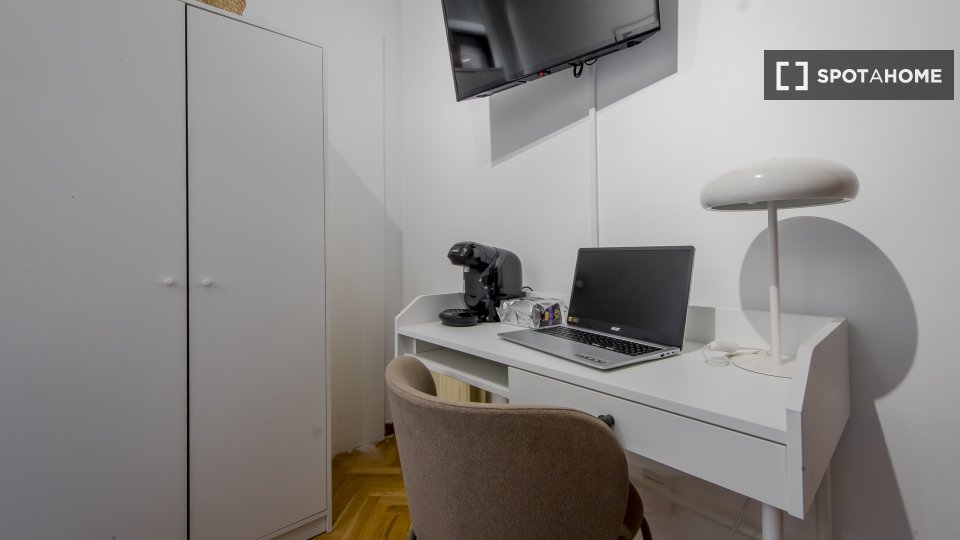 Double room Madrid, 6 beds, 150m² — photo 11