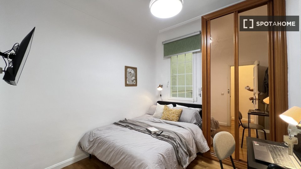 Habitación en piso compartido de 6 habitaciones en alquiler en Sol, Madrid