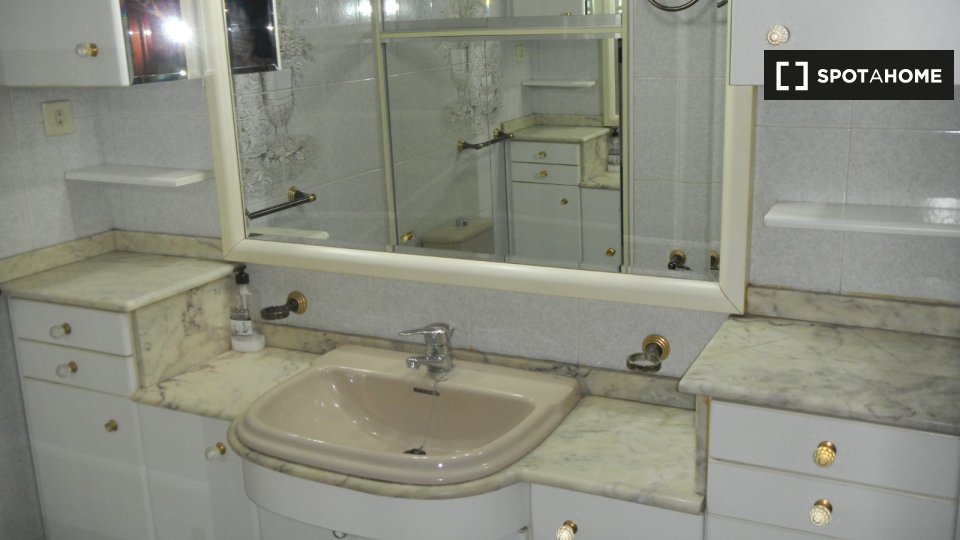 Double room Valencia, 3 beds, 115m² — photo 16