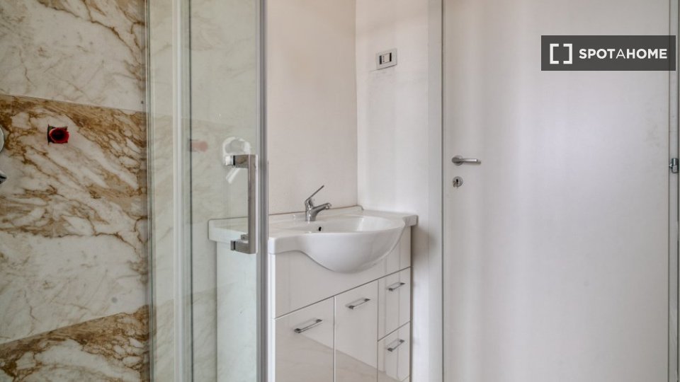 Double room Milan, 2 beds — photo 4