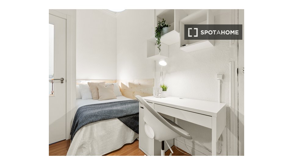 Double room Barcelona, 9 beds, 120m² — photo 2