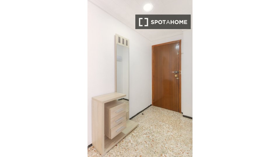 Double room Alicante, 5 beds, 95m² — photo 11