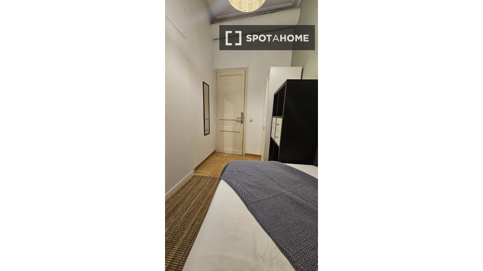Double room Barcelona, 5 beds, 160m² — photo 9