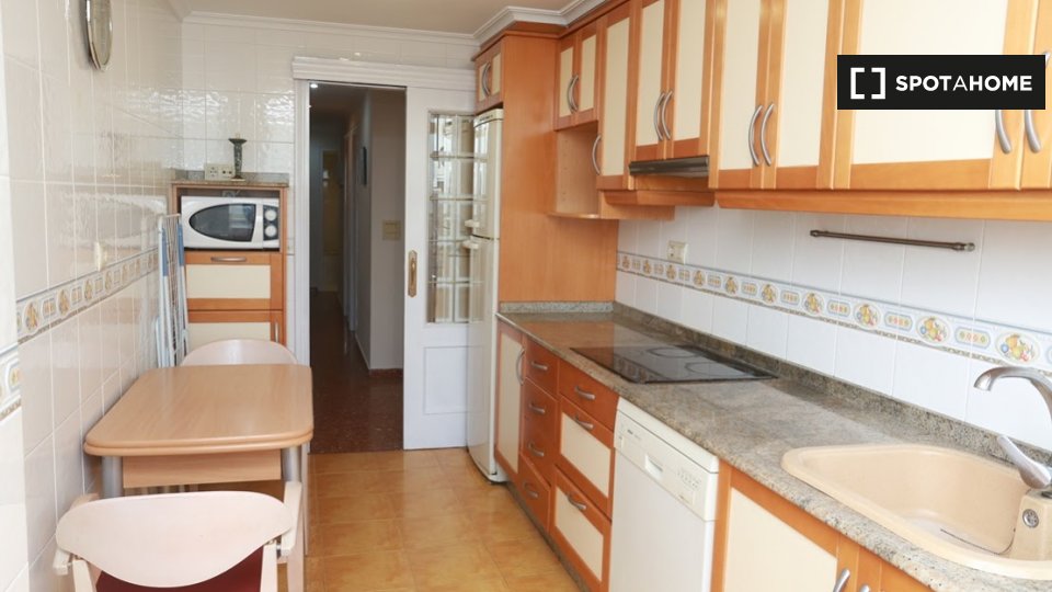 Double room Valencia, 3 beds, 120m² — photo 3
