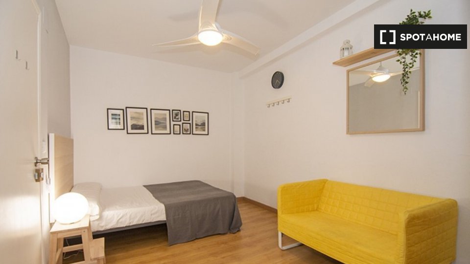 Double room Valencia, 3 beds, 90m² — photo 2