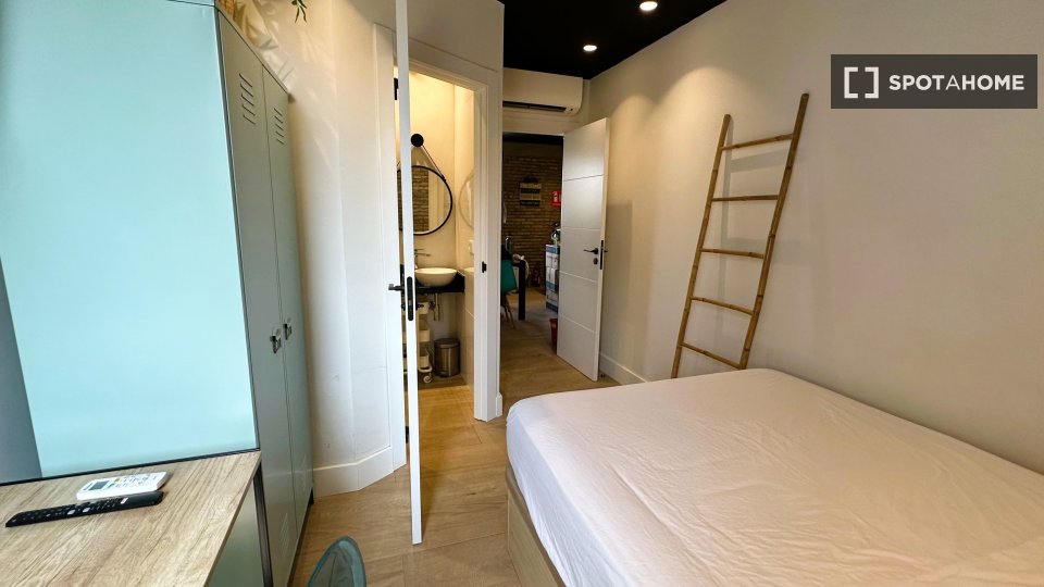 Double room Valencia, 5 beds, 100m² — photo 6