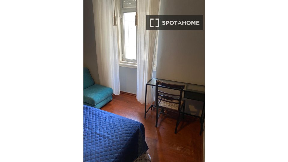Double room Lisbon, 3 beds, 70m² — photo 16
