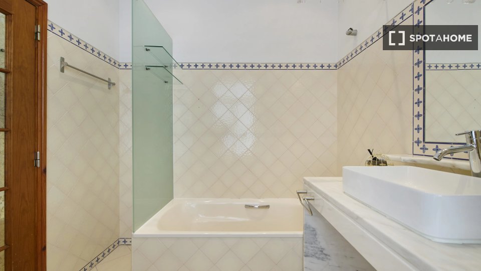 Double room Lisbon, 7 beds — photo 17