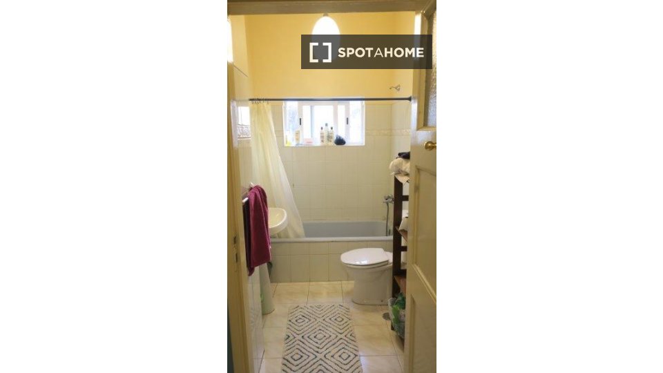 Double room Lisbon, 3 beds, 90m² — photo 3
