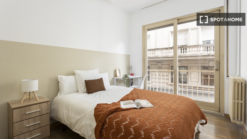Double room Barcelona, 6 beds, 92m² — photo 16