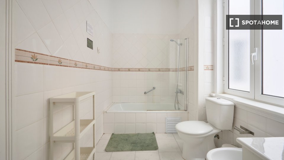 Double room Lisbon, 6 beds — photo 34