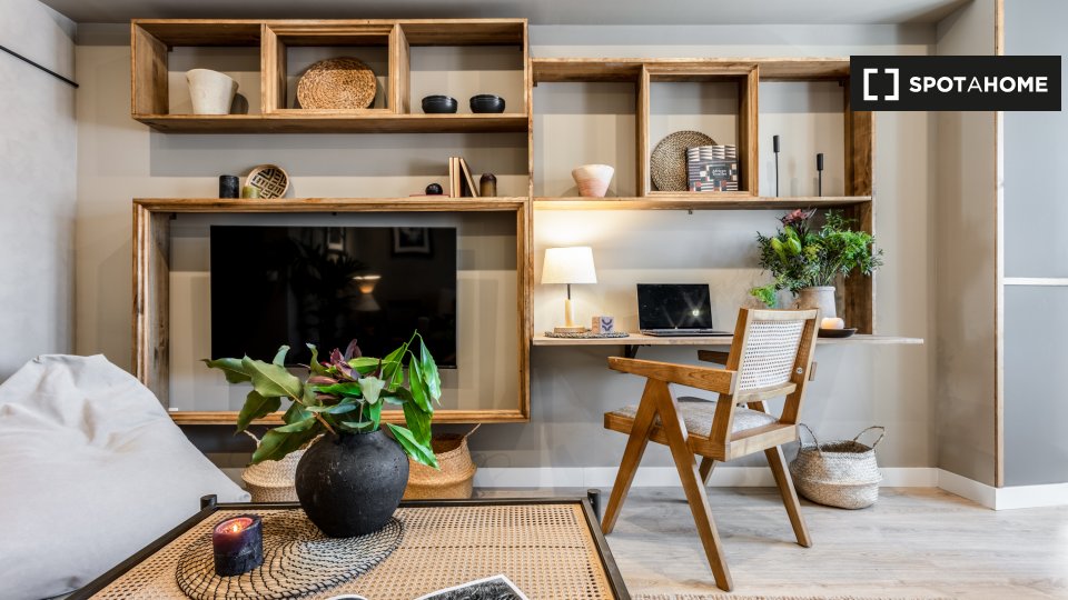 Apartamento de 3 dormitorios en alquiler en Almagro, Madrid.