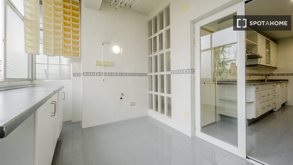 Double room Madrid, 8 beds, 240m² — photo 15