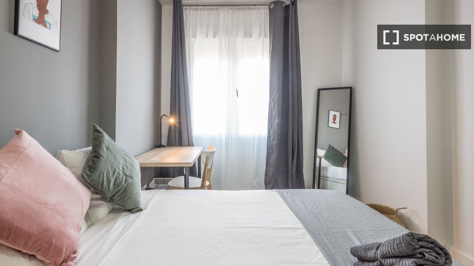 Double room Madrid, 5 beds, 98m² — photo 13