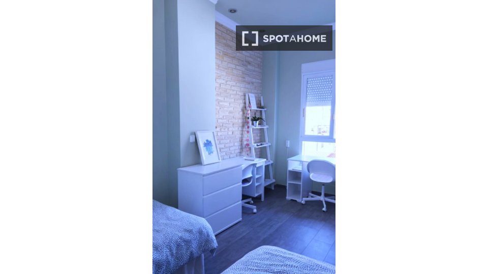Double room Valencia, 3 beds, 160m² — photo 12