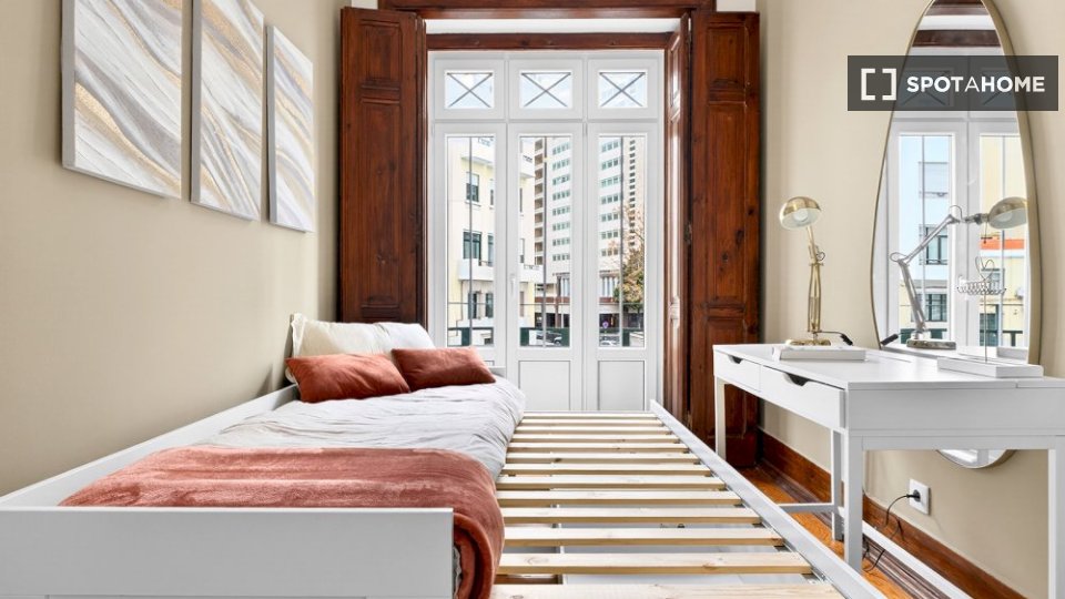 Double room Lisbon, 5 beds — photo 15