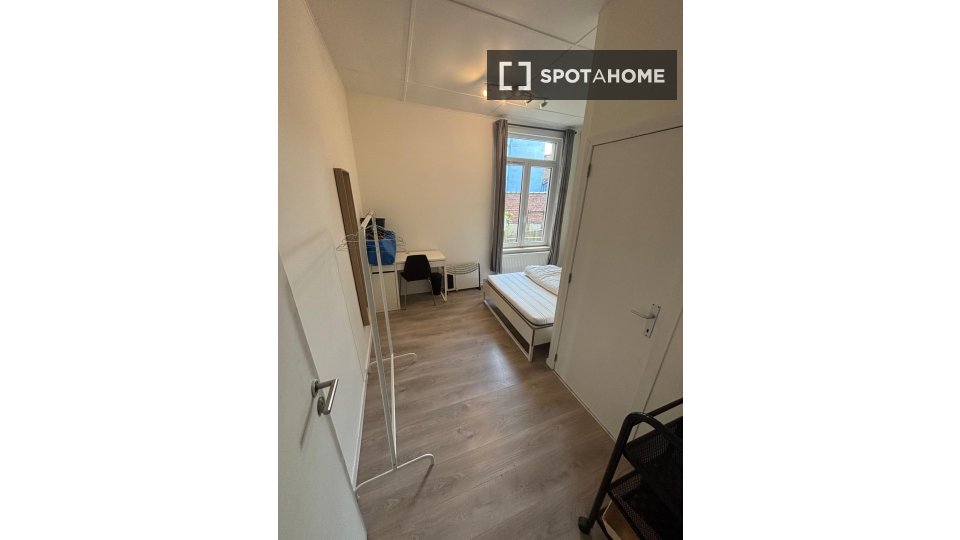 Double room Brussels, 5 beds, 14m² — photo 35
