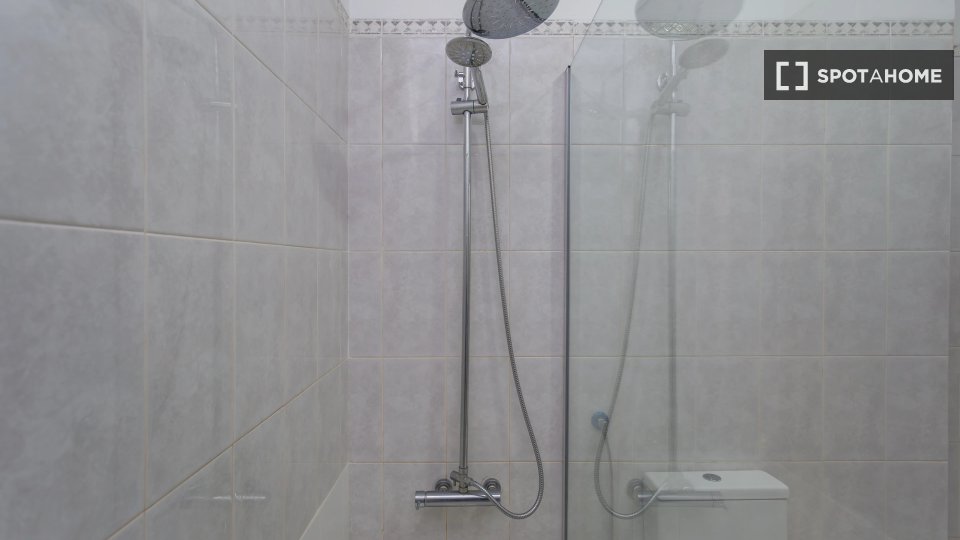 Double room Lisbon, 4 beds — photo 18