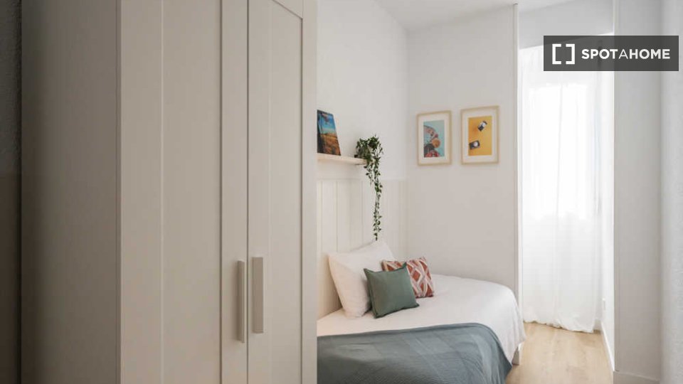 Habitación en alquiler en Valdeacederas, Madrid.
