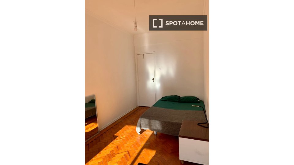 Double room Lisbon, 3 beds — photo 20