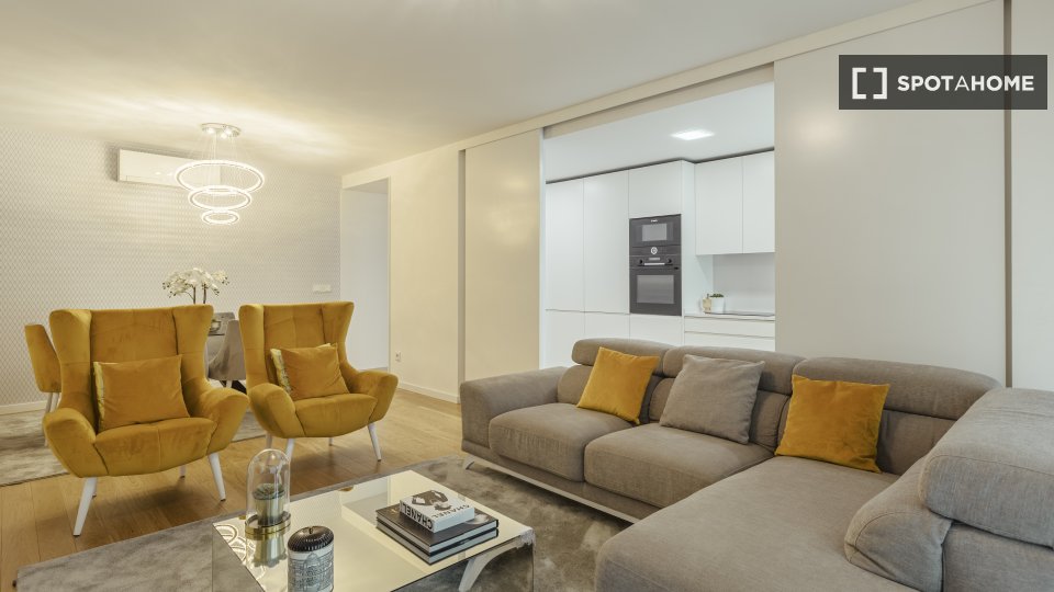Apartment Lisbon, 3 beds, 133m² — photo 16