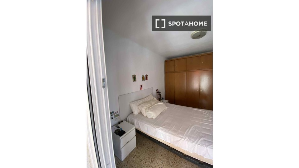 Double room Barcelona, 3 beds, 12m² — photo 6