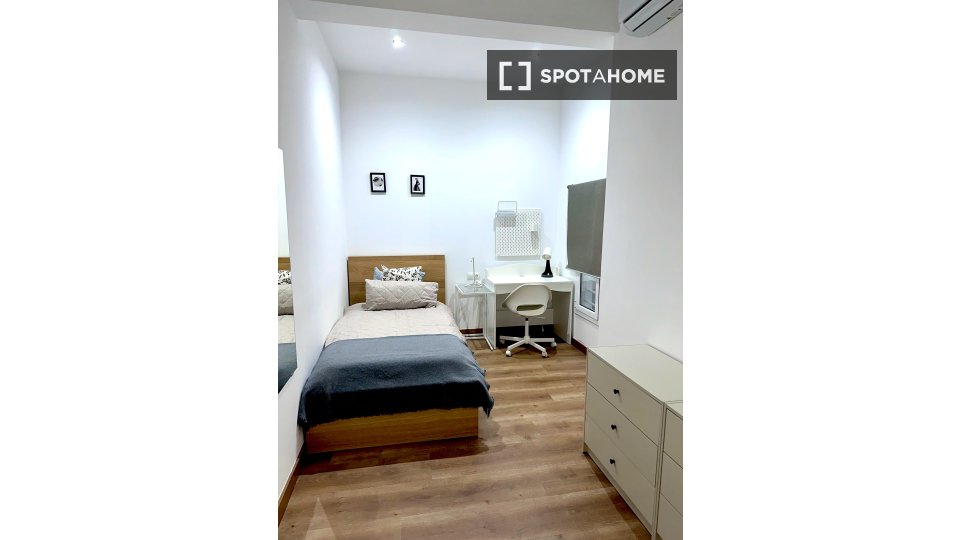 Double room Barcelona, 5 beds — photo 46