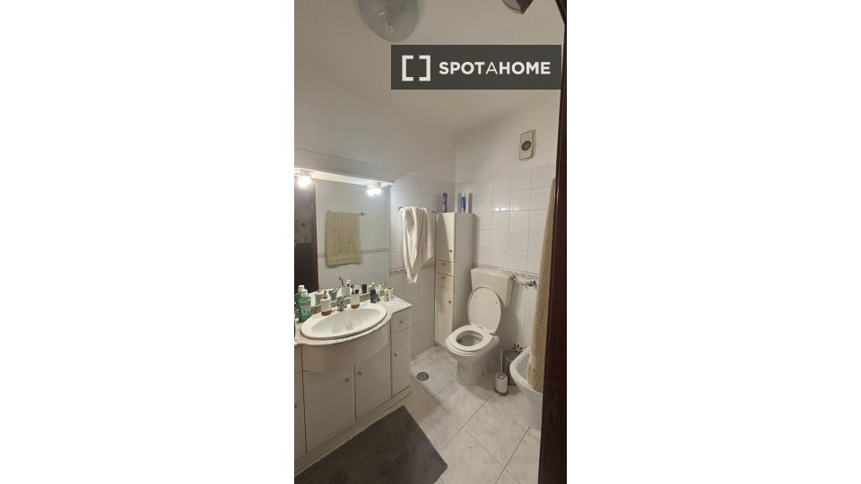 Double room Lisbon, 3 beds, 170m² — photo 1