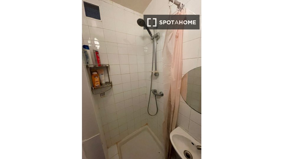 Double room Paris, 3 beds, 17m² — photo 16