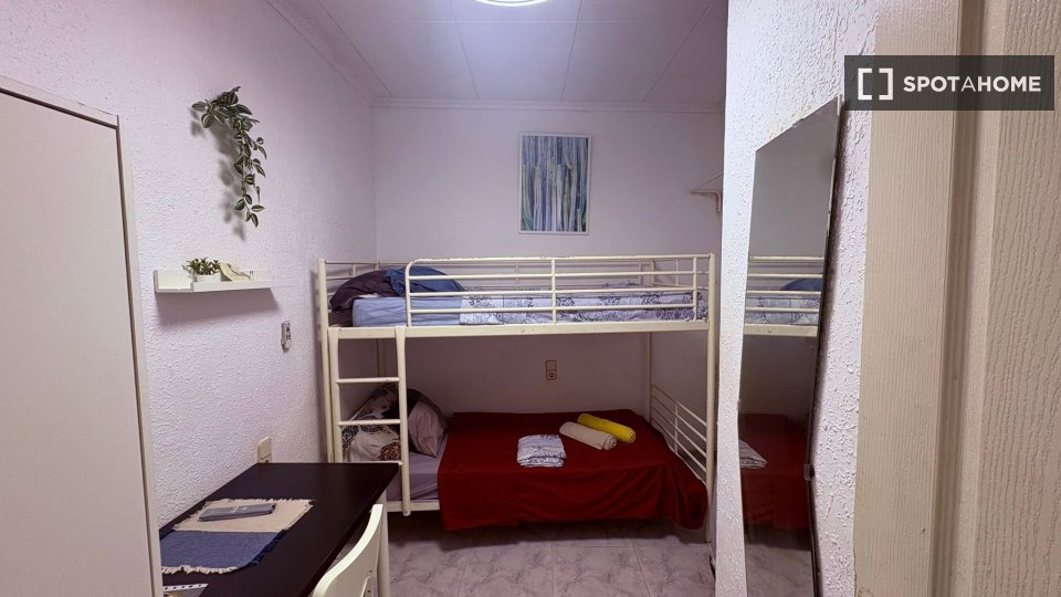 Double room Barcelona, 5 beds, 50m² — photo 11