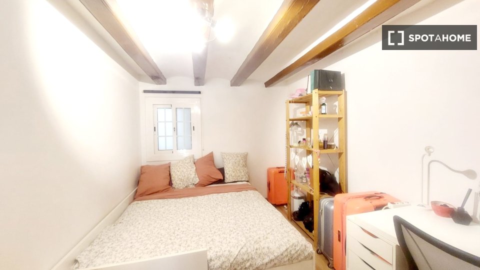 Double room Barcelona, 3 beds, 68m² — photo 11
