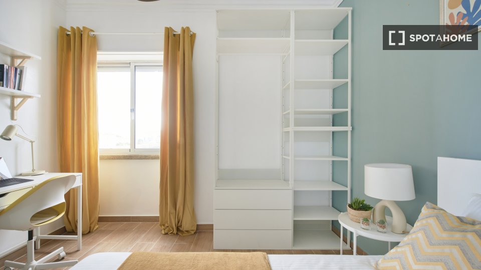 Double room Lisbon, 4 beds — photo 12