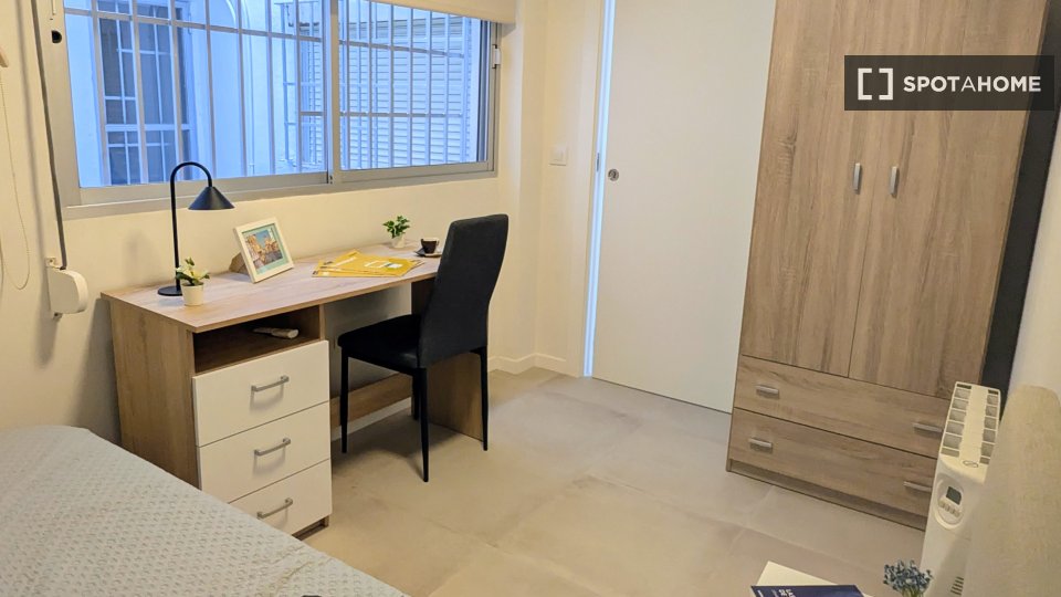 Camera in appartamento condiviso con 5 camere da letto a Burjassot, Valencia - in Valencia
