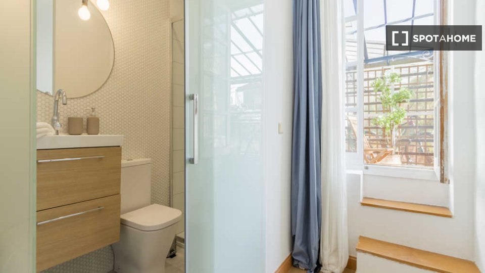 Double room Madrid, 3 beds — photo 25