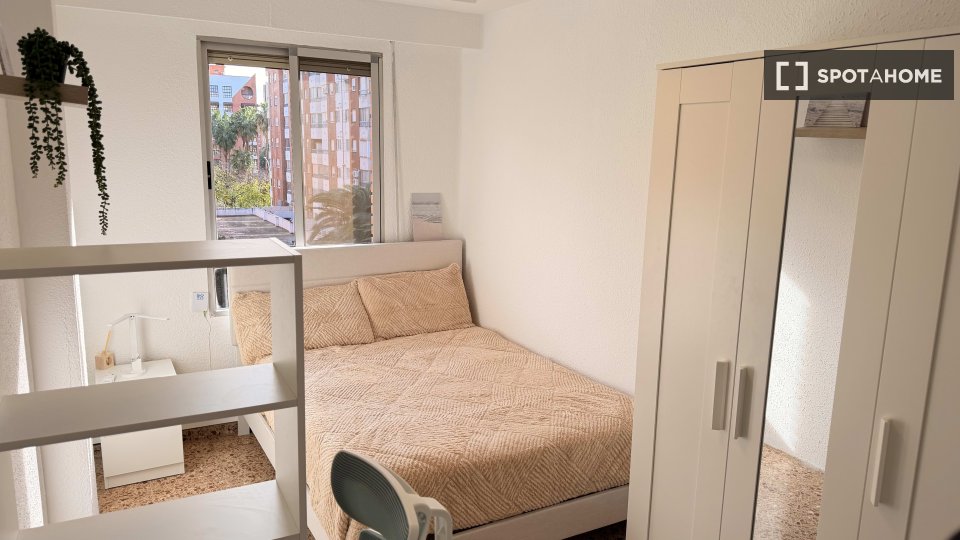 Camera in affitto in un appartamento condiviso con 5 camere da letto a Ciutat Jardí - a Valencia