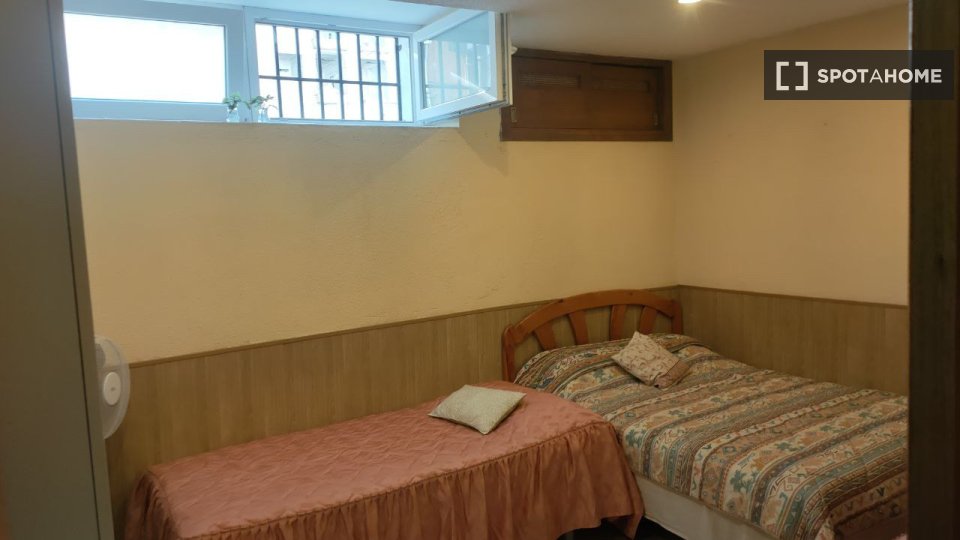 Double room Madrid, 1 bed — photo 13